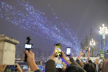 重庆沉浸式光影盛宴点亮两江四岸