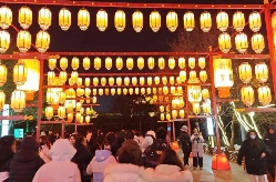 跨年夜塞上老街热气腾腾 传统潮流碰撞狂欢