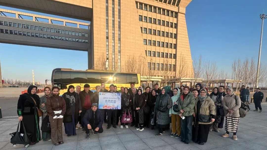 边境口岸入境游火热 霍尔果斯文旅服务升级吸引全球游客