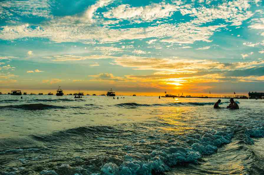 文旅市场蓬勃发展，多元融合创新点亮假日经济