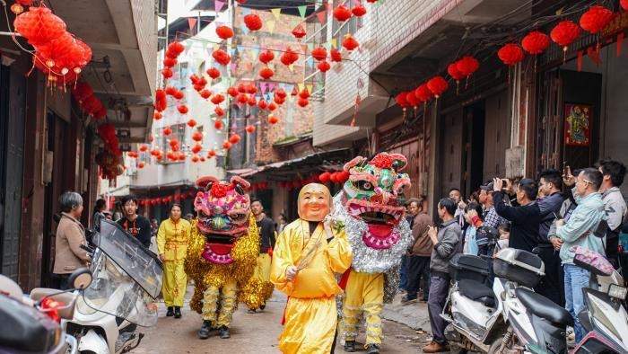 “奔县游”升温：古镇民俗与新体验吸引年轻人深度探索