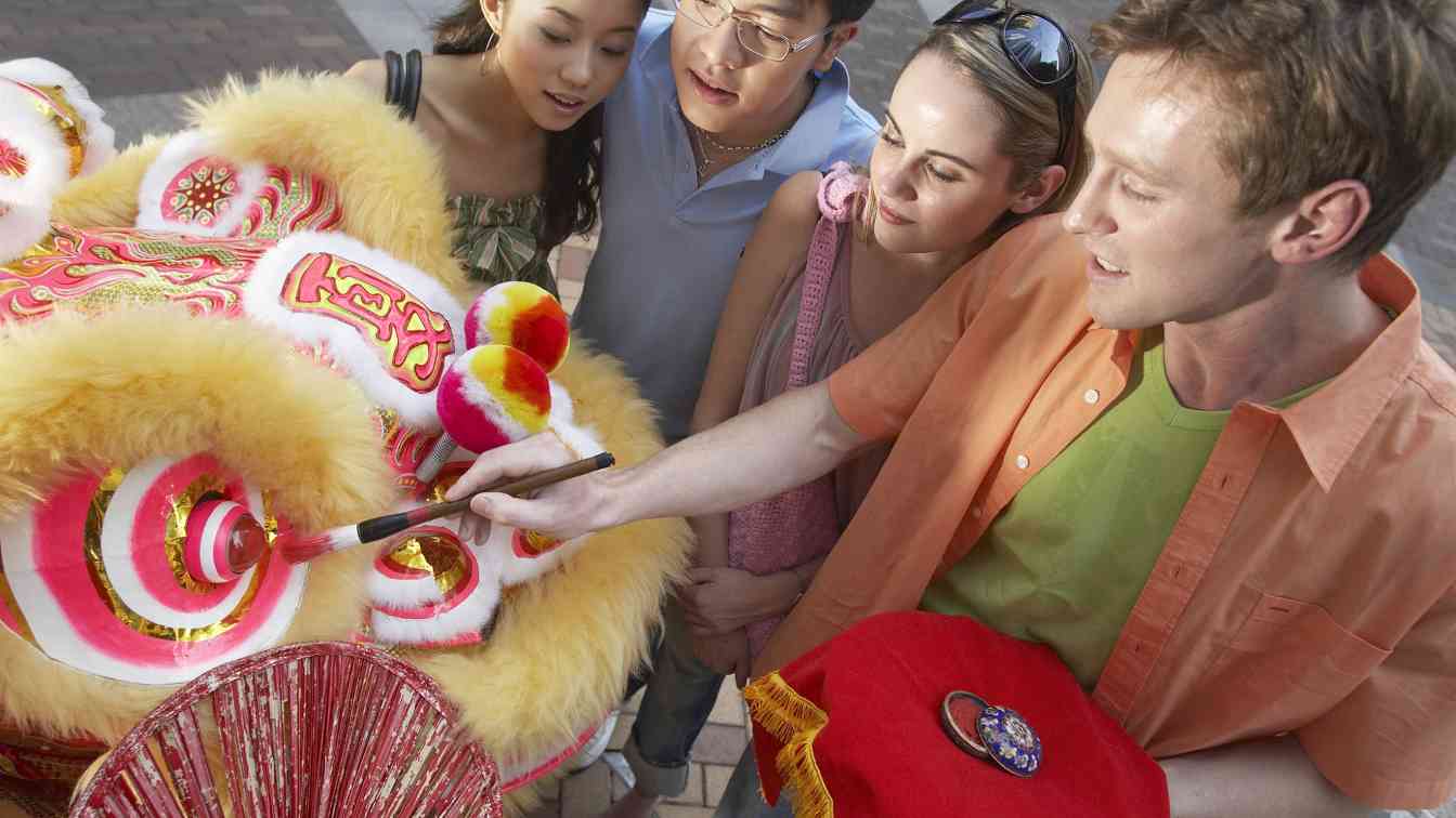 2025春节旅游热潮：北上赏雪南下避寒成主流 非遗体验受追捧