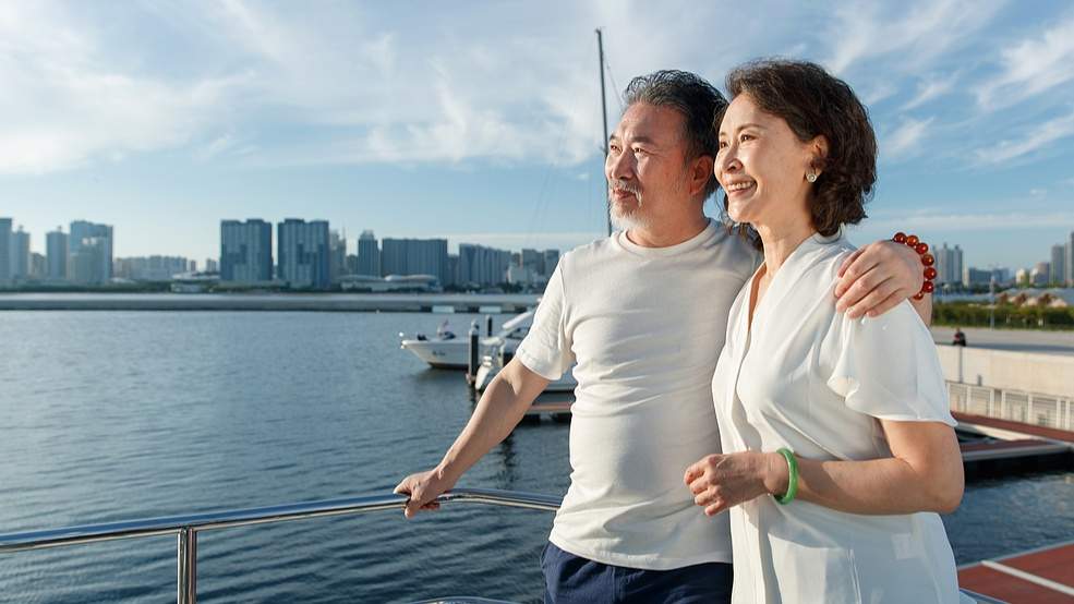 年轻人跟老年团出游成新趋势 错峰出行享高性价比