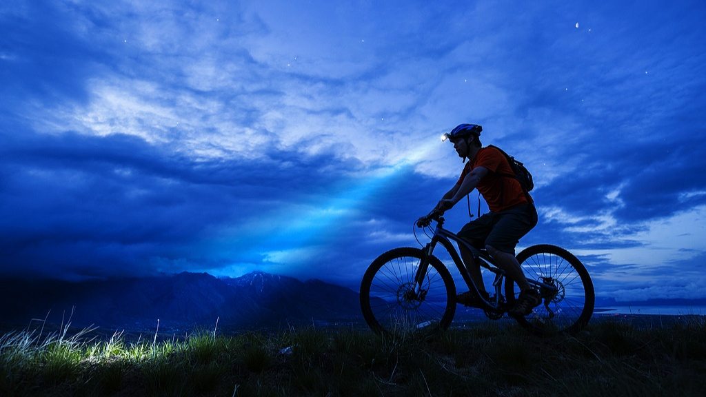 夜骑开封热潮引发安全担忧，多地官方倡议理性出行