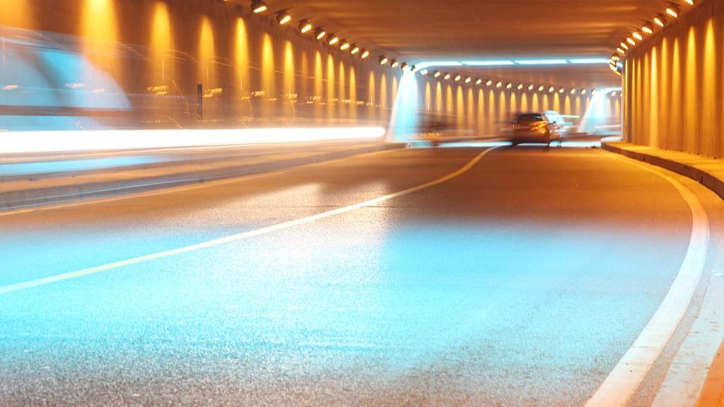 网红隧道打卡成安全隐患 无视交规追逐流量不可取