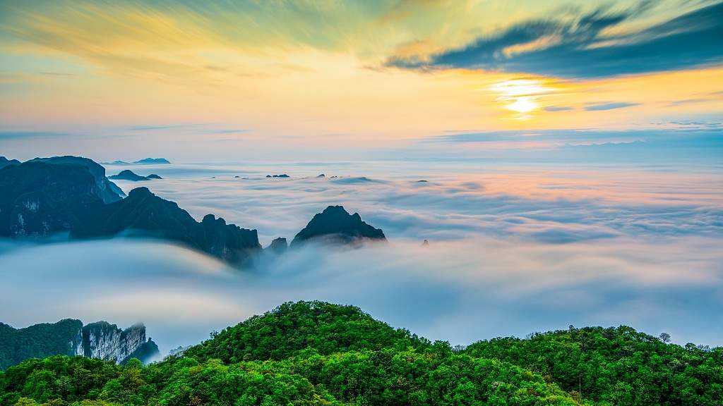 暑期清凉旅游持续升温 多地避暑胜地成热门选择