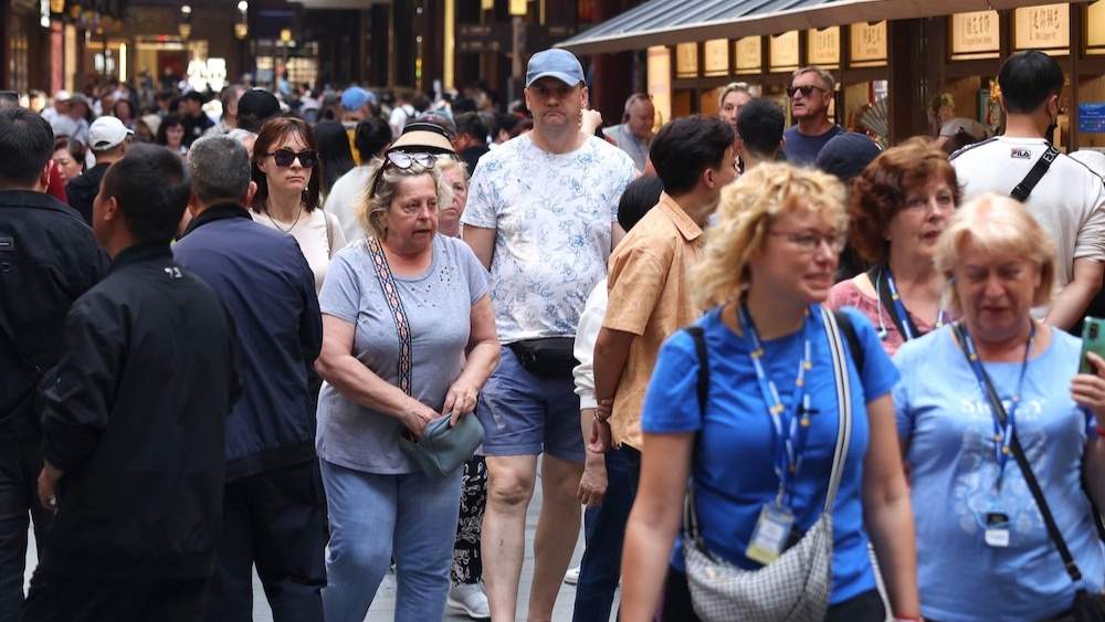 入境游火爆带动多语种导游需求激增，餐饮业迎来服务升级新机遇