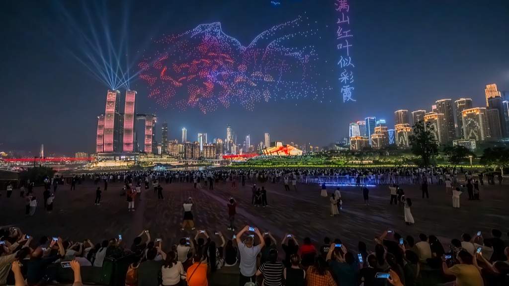 重庆低空飞行成新宠：无人机灯光秀引领城市消费新潮流