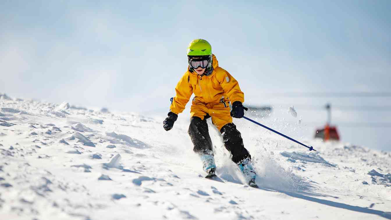 国际冰雪赛事引爆文旅消费热潮 观赛滑雪成出行新选择
