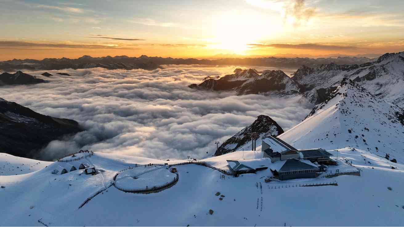 四川冰雪旅游热潮：达古冰川带动乡村振兴，室内滑雪场催生新消费模式