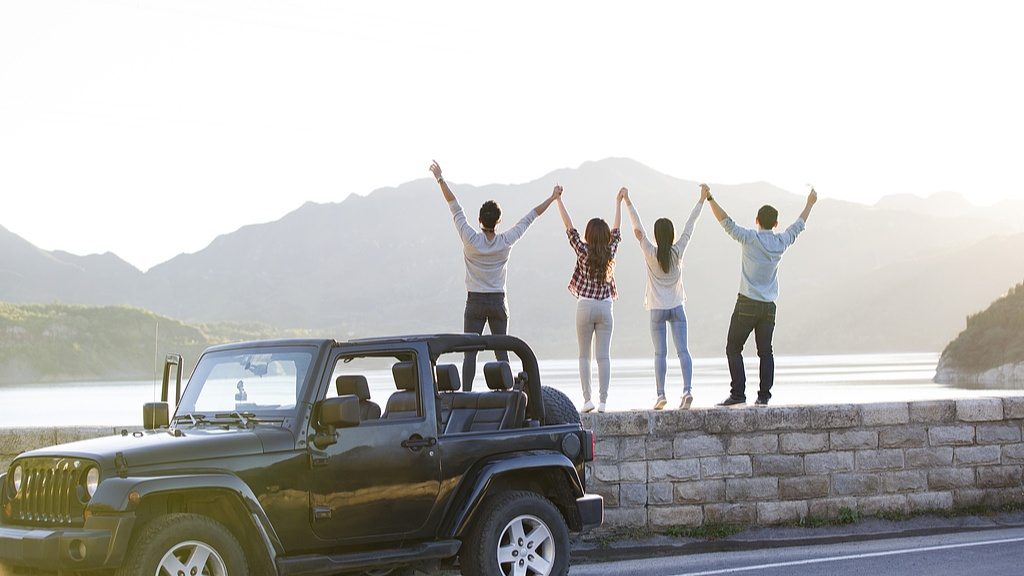 2025暑期租车自驾游火爆 小城目的地增速超七成