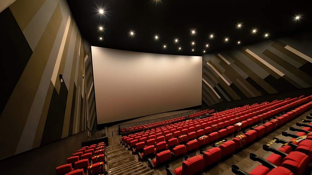 暑期档渐入佳境 新片密集上映带动影院人气回升