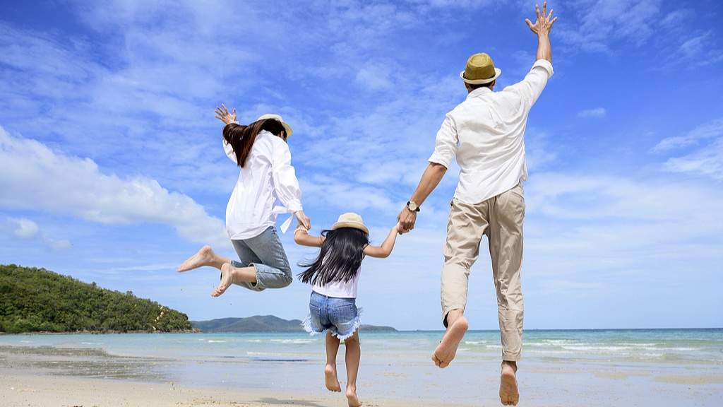 顶流IP赋能亲子游市场火爆，2025年在线交易额预计达3000亿元