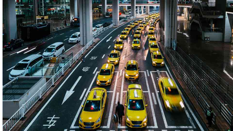 顺风车司机索要“过年红包”遭拒后赶乘客下车，平台回应