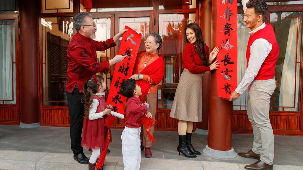 来主题公园过春节成新年俗：迪士尼环球影城上新迎客