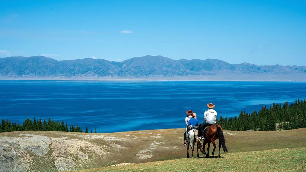 赛里木湖冰雪嘉年华开幕，蓝冰奇观与热雪节共舞