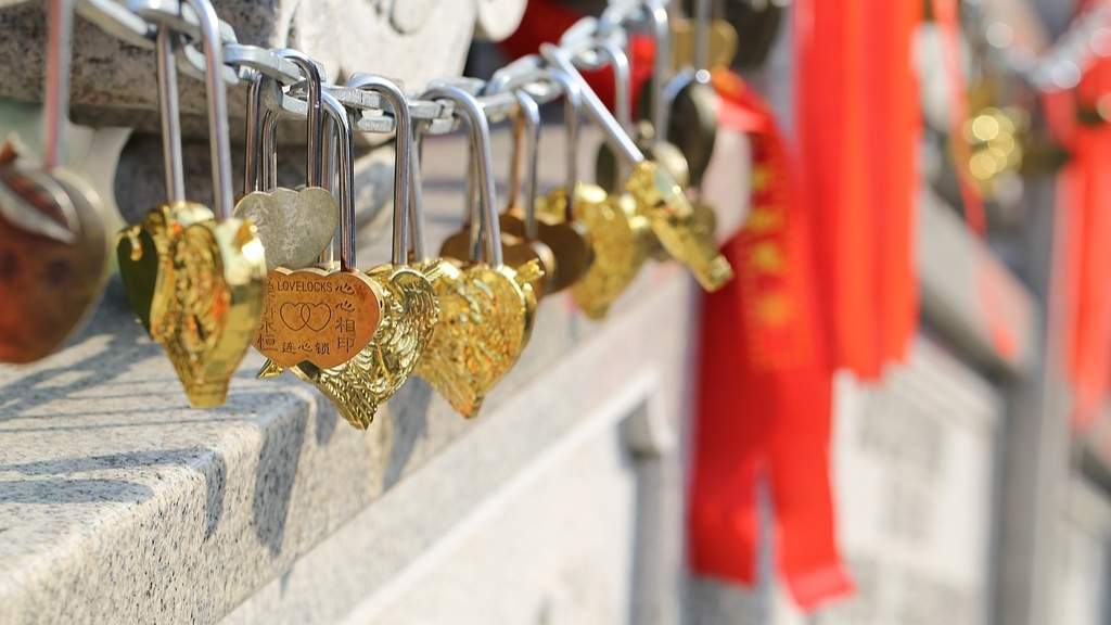 华山许愿锁被拆引争议 景区安全管理与游客情感如何平衡