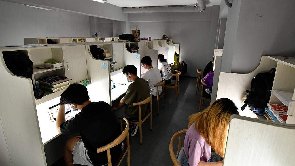 新型自习室热潮：环球影城成年轻人学习新宠